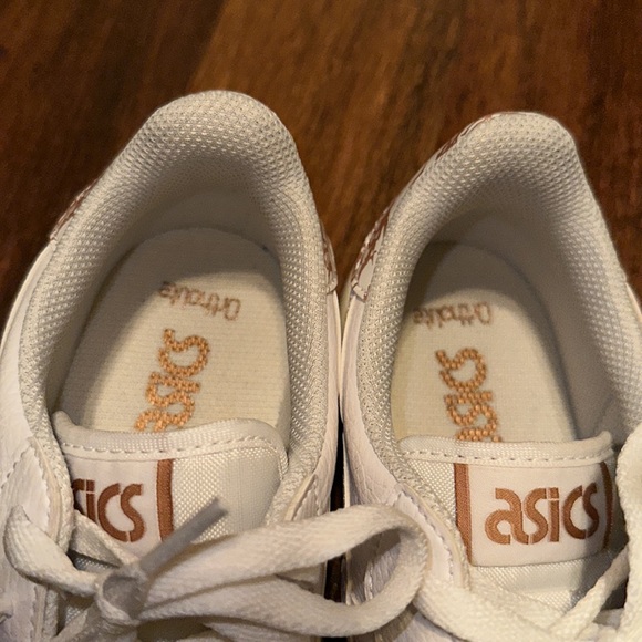 ASICS - Picture 3 of 5